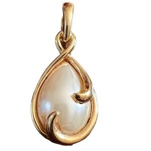 VINTAGE LADY REMINGTON PEARL‎ ENHANCER PENDANT